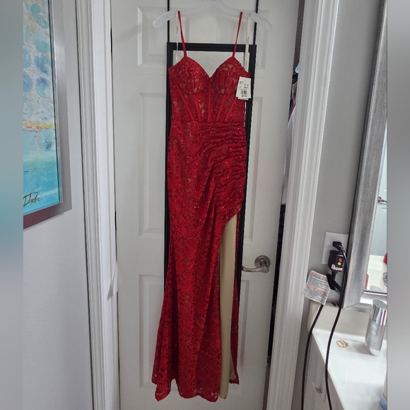 Elegant Red Lace Evening Gown - Picture 9 of 10